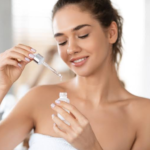 Skóra sucha i odwodniona to jeden z najbardziej powszechnych problemów dermatologicznych na całym świecie. Bez względu na porę roku, brak odpowiedniego nawilżenia prowadzi do dyskomfortu, świędzenia i przedwczesnego starzenia się cery. Nawilżenie to nie tylko kosmetyka, ale naukowy proces, który wymaga zrozumienia struktury skóry i właściwych produktów. Biore.pl oferuje kompleksowe rozwiązania nawilżające, które działają na różnych poziomach, aby przywrócić skórze zdrową równowagę wilgoci.