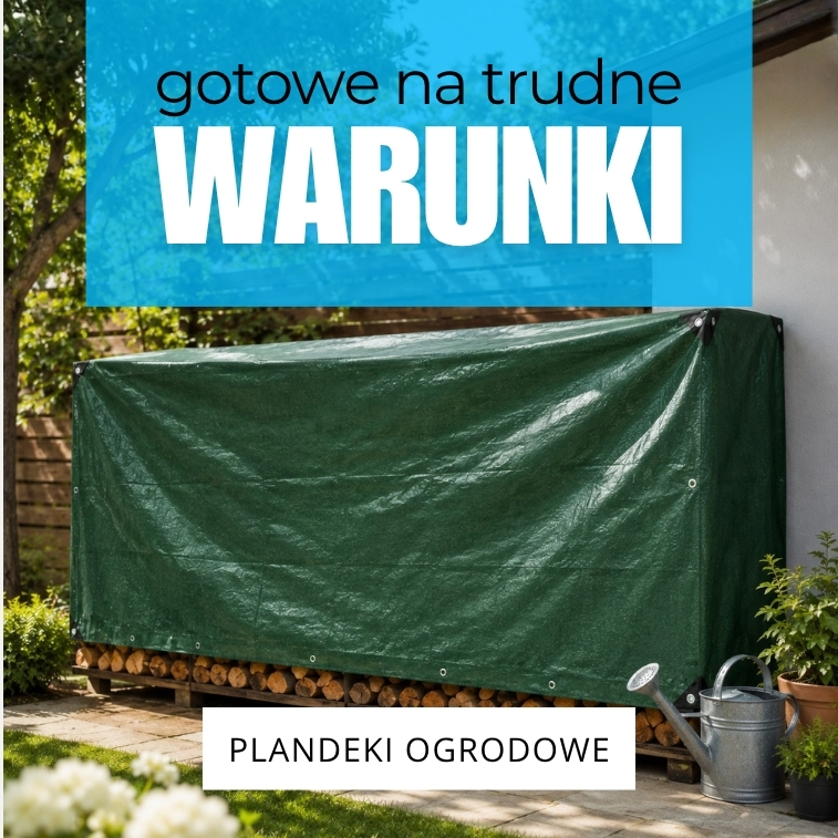 Zielona płachta ochronna na stosie drewna opałowego w ogrodzie