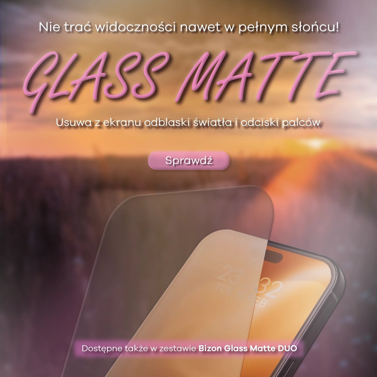 Smartfon z różowym matowym ekranem na tle zachodu słońca, promocja Glass Matte