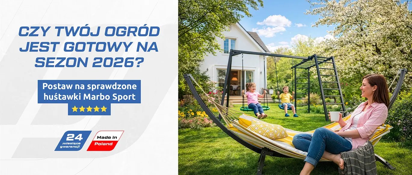Kobieta w hamaku ogrodowym na terenie posesji z dziećmi bawiącymi się na huśtawkach
